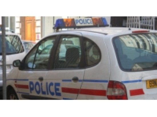 Il asperge de gaz une caissière pour s'emparer de l'argent Il asperge de gaz une caissière pour s'emparer de l'argent