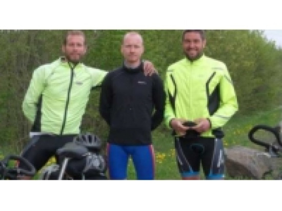 Trois policiers ont p&eacute;dal&eacute; d'Helsinki &agrave; Lyon pour la bonne cause