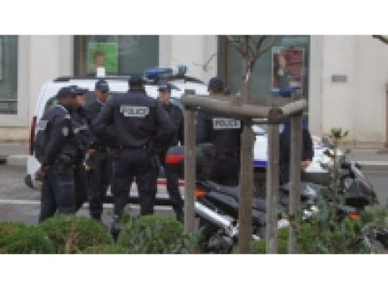 Deux cambriolages avec de faux policiers commis le même jour dans l'agglomération lyonnaise Deux cambriolages avec de faux policiers commis le même jour dans l'agglomération lyonnaise