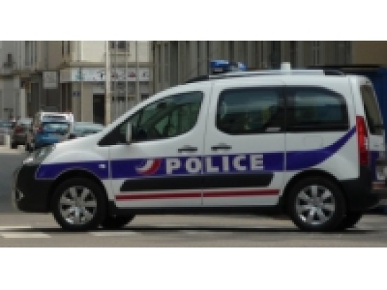 Elle menace une jeune fille pour lui faire retirer de l'argent Elle menace une jeune fille pour lui faire retirer de l'argent