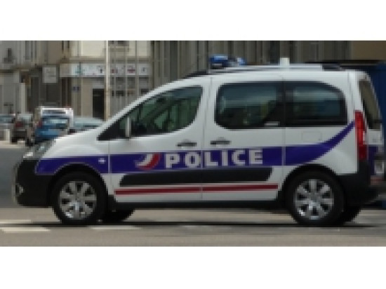 Ag&eacute;e de 19 ans, elle menace sa m&egrave;re et son fr&egrave;re avec un couteau