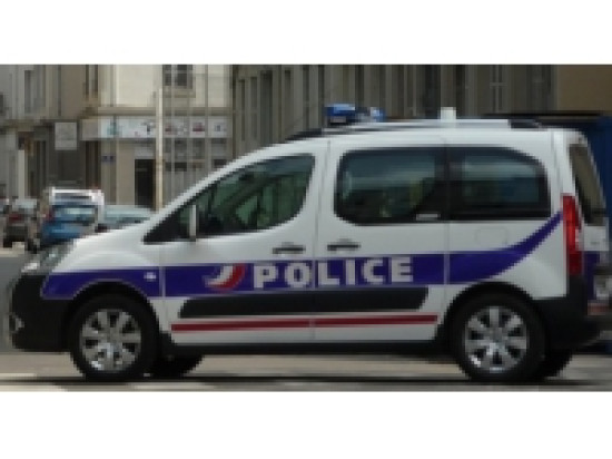 Il conduit avec un pistolet automatique sur la banquette arrière Il conduit avec un pistolet automatique sur la banquette arrière