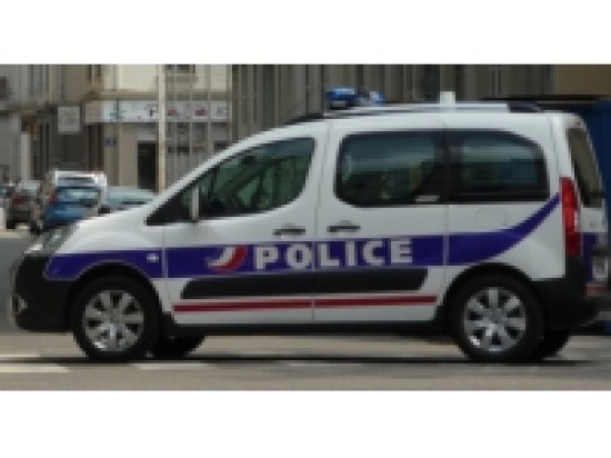 Il donne un coup de tête à un policier Il donne un coup de tête à un policier