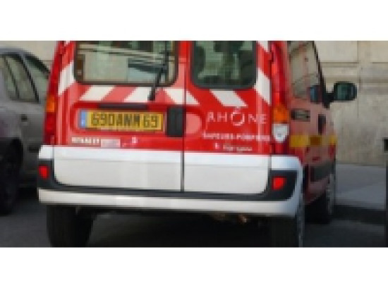 Saint-Laurent-de-Mure: un enfant meurt après s'être coincé la tête dans une vitre de voiture Saint-Laurent-de-Mure: un enfant meurt après s'être coincé la tête dans une vitre de voiture