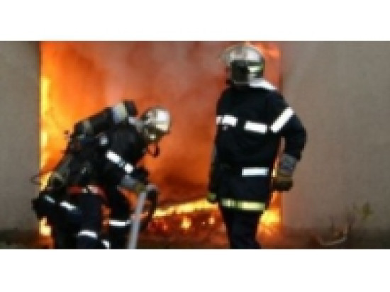 Lyon : trois jeunes mettent le feu à un conteneur à ordures Lyon : trois jeunes mettent le feu à un conteneur à ordures