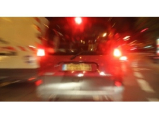 Lyon : il vole 3 roues à une voiture et finit dans un terre-plein Lyon : il vole 3 roues à une voiture et finit dans un terre-plein