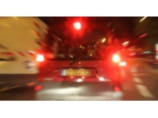 Il force un barrage de police à bord d'une voiture volée Il force un barrage de police à bord d'une voiture volée