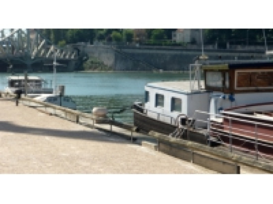 Un bateau en feu mardi matin sur la Saône Un bateau en feu mardi matin sur la Saône