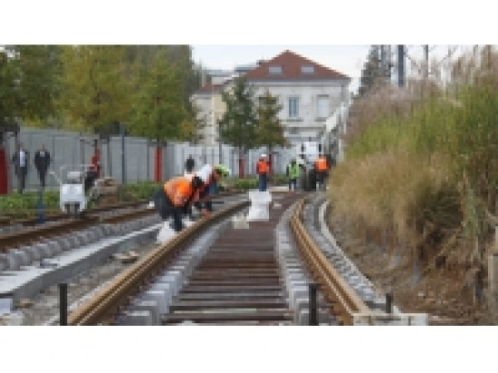 Une trentaine de maires et 550 &eacute;lus contestent le trac&eacute; du contournement ferroviaire de Lyon