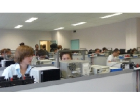 Un canapé incendié, jets de pétards : les profs du collège Aimé Césaire en grève à Vaulx-en-Velin Un canapé incendié, jets de pétards : les profs du collège Aimé Césaire en grève à Vaulx-en-Velin