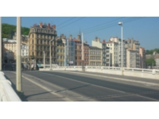 Lyon : un adolescent poursuit son voleur et reçoit un coup de pierre Lyon : un adolescent poursuit son voleur et reçoit un coup de pierre