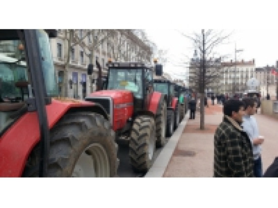 Il percute un tracteur et décède Il percute un tracteur et décède