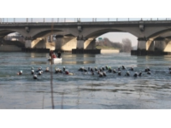 La 34e Travers&eacute;e de Lyon &agrave; la nage remport&eacute;e en moins de 45 minutes !