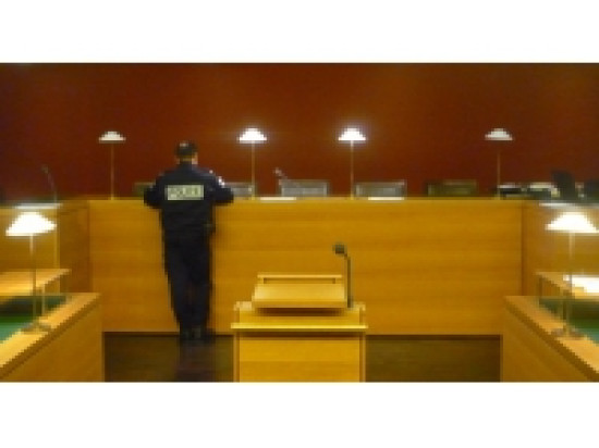 De la prison ferme pour avoir menac&eacute; la police et des journalistes avec une arme