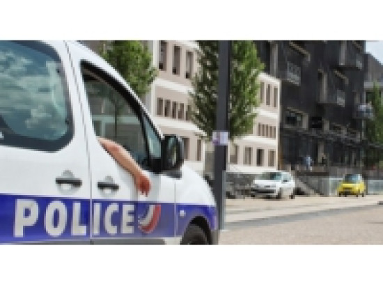 Quatre hommes agressent deux jeunes en pleine centre-ville de Lyon avec un couteau Quatre hommes agressent deux jeunes en pleine centre-ville de Lyon avec un couteau