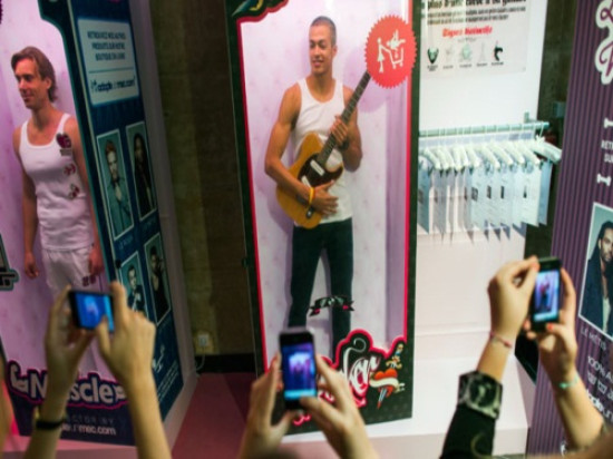 Des hommes bient&ocirc;t en vitrine dans une boutique Adopte un mec &agrave; Lyon!