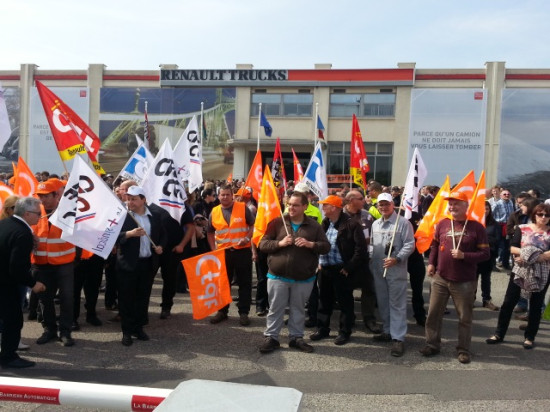Vénissieux : 250 personnes manifestent contre les suppressions de postes chez Renault Trucks