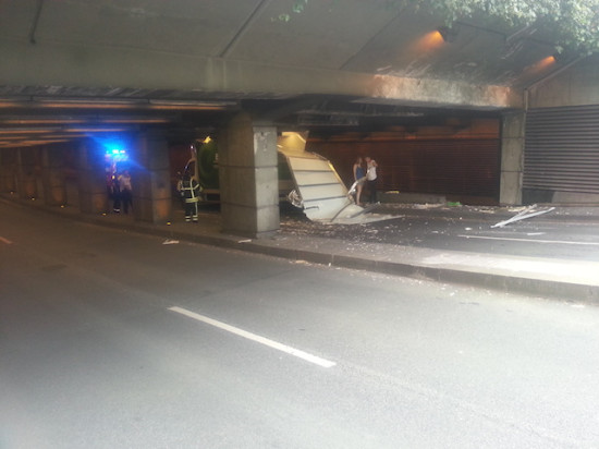 Lyon : un camion s'encastre sous une trémie dans le 3e arrondissement Lyon : un camion s'encastre sous une trémie dans le 3e arrondissement