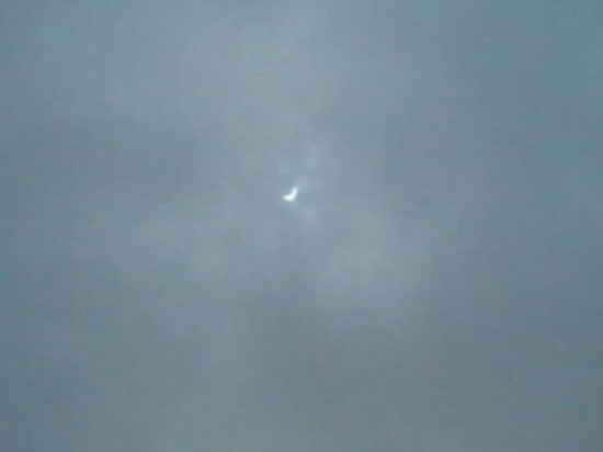 Eclipse à Lyon : une centaine d'observateurs optimistes sur la place Bellecour