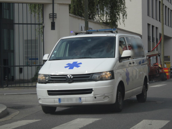 Les braqueurs rhodaniens utilisaient une ambulance pour se rendre en Suisse Les braqueurs rhodaniens utilisaient une ambulance pour se rendre en Suisse