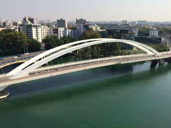 Lyon : un homme décède après une chute du pont Raymond Barre
