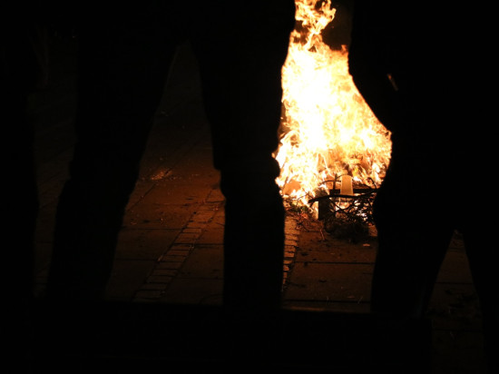 Ils achètent une voiture, ont un accident et l'incendient Ils achètent une voiture, ont un accident et l'incendient