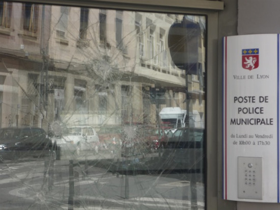 L’enquête toujours au point mort dans l’affaire du commissariat vandalisé à la Croix-Rousse 