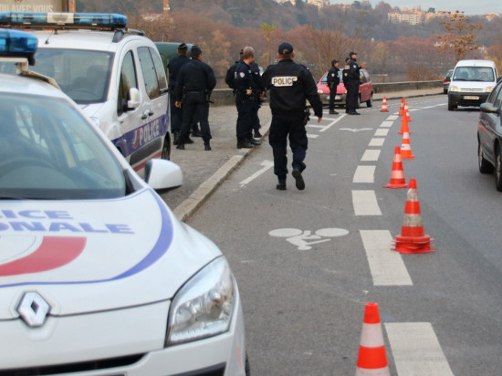 Lyon : un homme force un barrage de police
