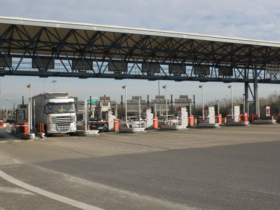 Rhône : il traverse l'autoroute au péage et meurt percuté par une voiture Rhône : il traverse l'autoroute au péage et meurt percuté par une voiture