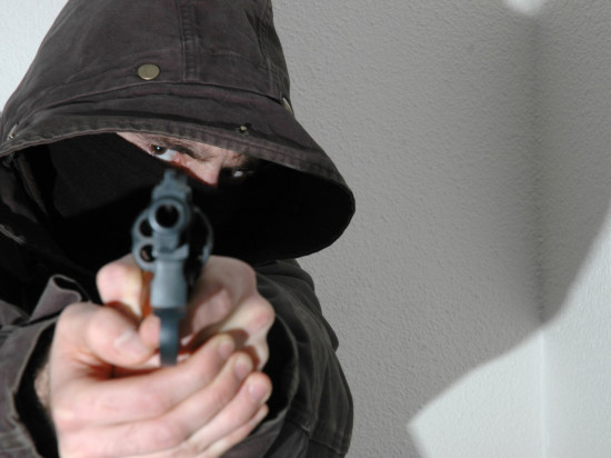 Lyon : le voleur de moto braque un revolver sur les policiers puis les percute en voiture Lyon : le voleur de moto braque un revolver sur les policiers puis les percute en voiture