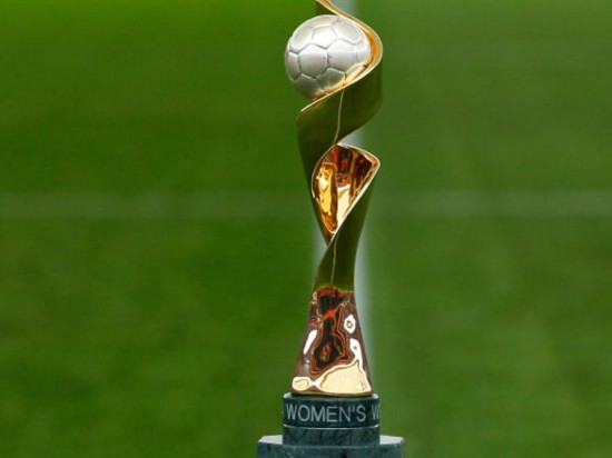 Football : le trophée de la Coupe du Monde féminine présenté à Lyon