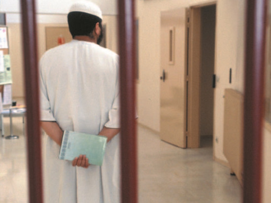 Individu habillé en djellaba : interdiction de lieux de culte chrétiens