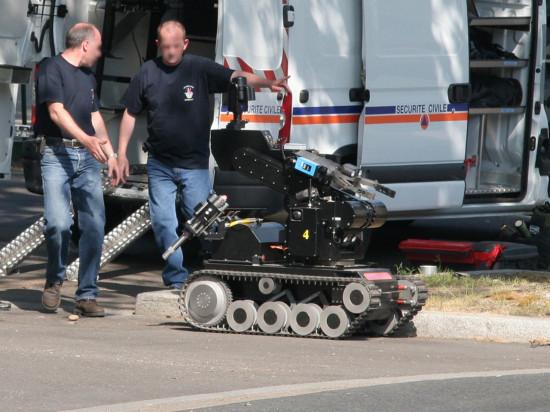 Près de Lyon : il oublie une fausse bombe dans sa voiture, les démineurs dépêchés sur place Près de Lyon : il oublie une fausse bombe dans sa voiture, les démineurs dépêchés sur place