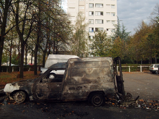 Nuit de la Saint-Sylvestre : des dizaines de voitures encore incendiées dans Lyon et son agglomération Nuit de la Saint-Sylvestre : des dizaines de voitures encore incendiées dans Lyon et son agglomération