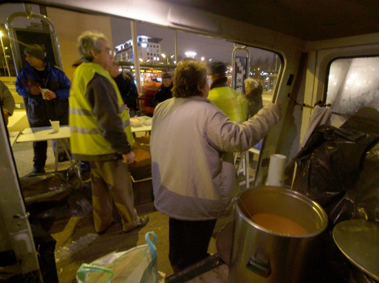 Lyon : le SDF agresse les membres de l'association qui lui servent à manger Lyon : le SDF agresse les membres de l'association qui lui servent à manger