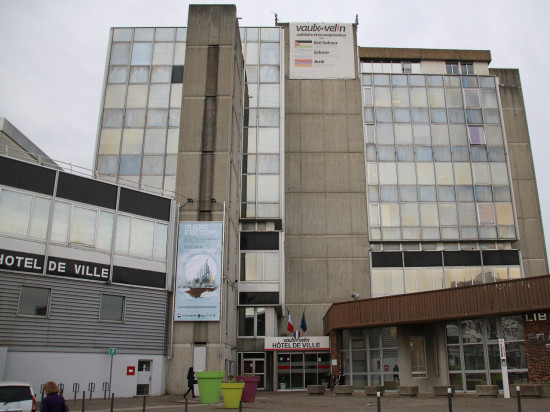 A Vaulx-en-Velin, Hélène Geoffroy lance les travaux de la mairie sans permis de construire