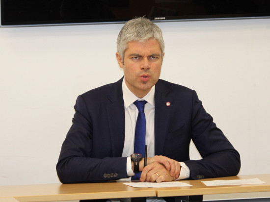 Près de 2000 réfugiés de Calais bientôt accueillis dans la région : "de la folie" selon Laurent Wauquiez