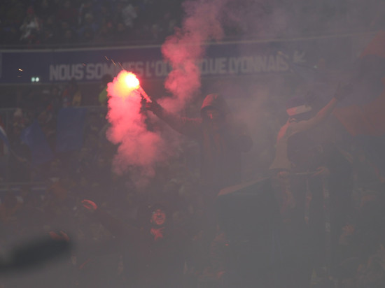 OL – PSG : un homme interpellé après avoir lancé un fumigène