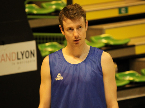 Les joueurs de l’ASVEL Basket en dédicace au pôle de commerces et de loisirs Confluence Les joueurs de l’ASVEL Basket en dédicace au pôle de commerces et de loisirs Confluence