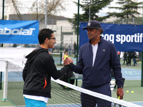 Yannick Noah en banlieue lyonnaise : "Aider les jeunes à avancer dans la vie" - VIDEO