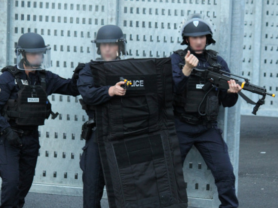 Une fusillade au péage puis une prise d'otage : la folle nuit de l'antigang de Lyon