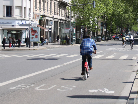 Lyon : un cycliste grièvement blessé après avoir été renversé par un chauffard Lyon : un cycliste grièvement blessé après avoir été renversé par un chauffard
