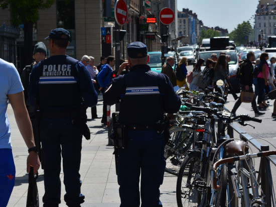 Il vole le téléphone d'un policier municipal avant de lui rendre Il vole le téléphone d'un policier municipal avant de lui rendre