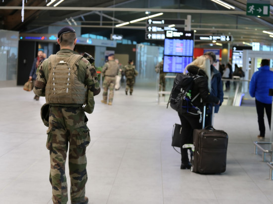 Au cœur du dispositif Sentinelle de l’aéroport de Lyon Saint-Exupéry Au cœur du dispositif Sentinelle de l’aéroport de Lyon Saint-Exupéry