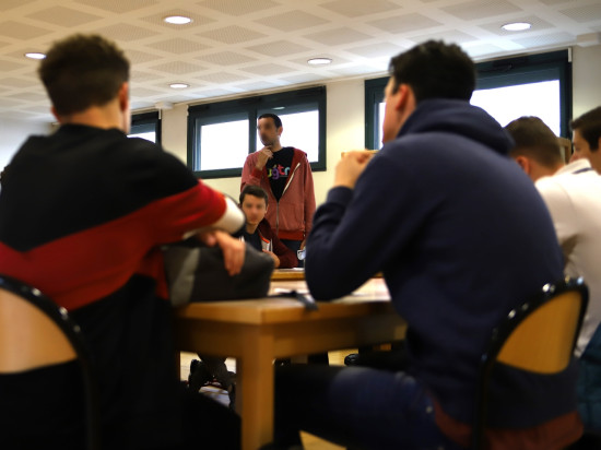 Givors : une ado rouée de coup et agressée à l'arme blanche à la sortie du collège Lucie-Aubrac