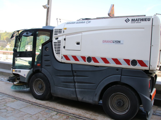 Villeurbanne : la balayeuse accroche un échafaudage