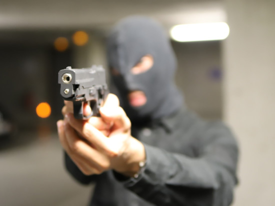 Lyon : leur voiture est emboutie, ils sortent un pistolet Lyon : leur voiture est emboutie, ils sortent un pistolet