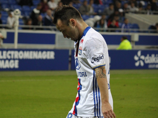 Mathieu Valbuena, blessé à l’épaule droite ne se fera finalement pas opérer Mathieu Valbuena, blessé à l’épaule droite ne se fera finalement pas opérer