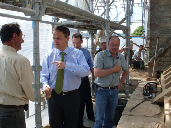 François-Noël Buffet remet le rapport de la mission parlementaire sur la réforme de la taxe professionnelle