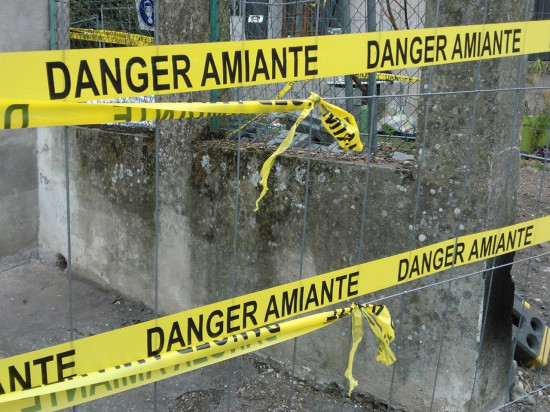 Des dizaines d'écoles lyonnaises contiennent toujours de l'amiante